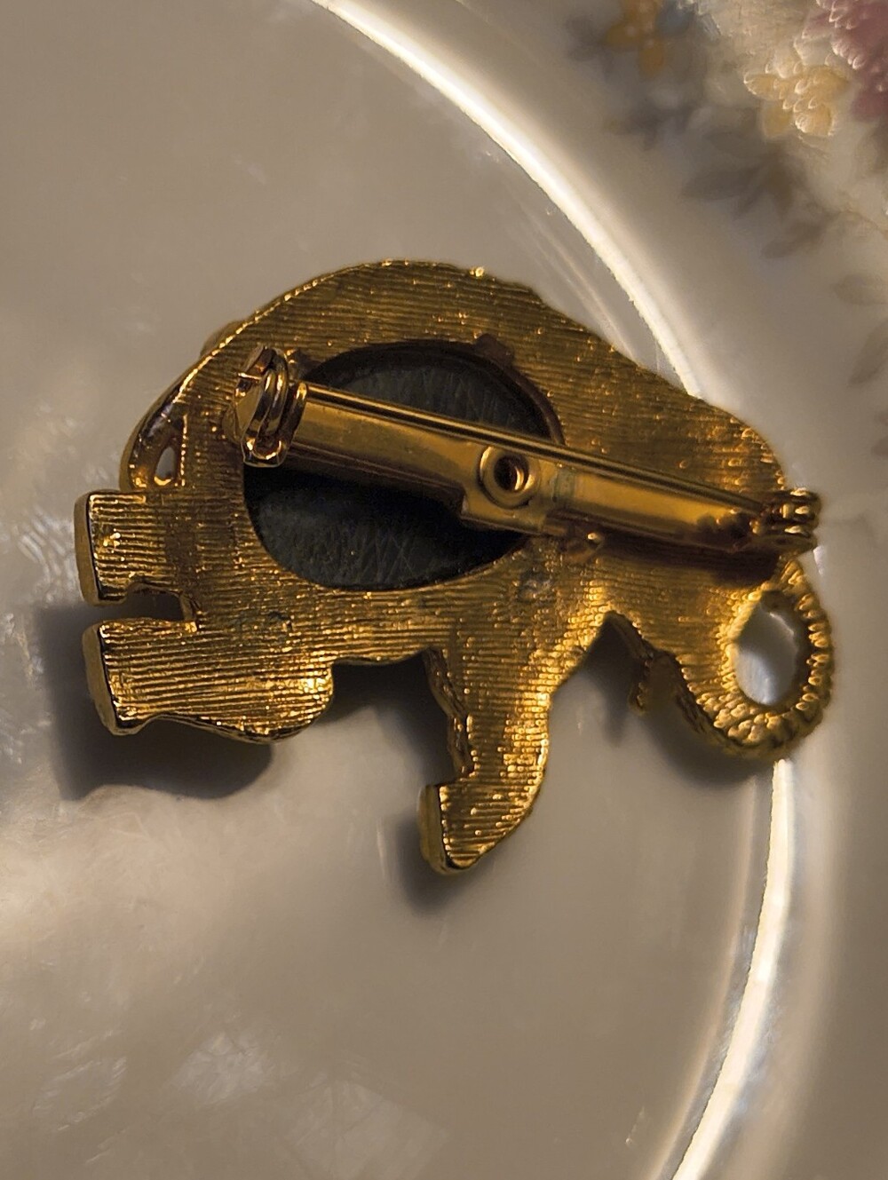 Vtg 80s Gold Tone Elephant Brooch Red Eye Textured Figural Good Luck Trunk Up - Picture 5 of 6